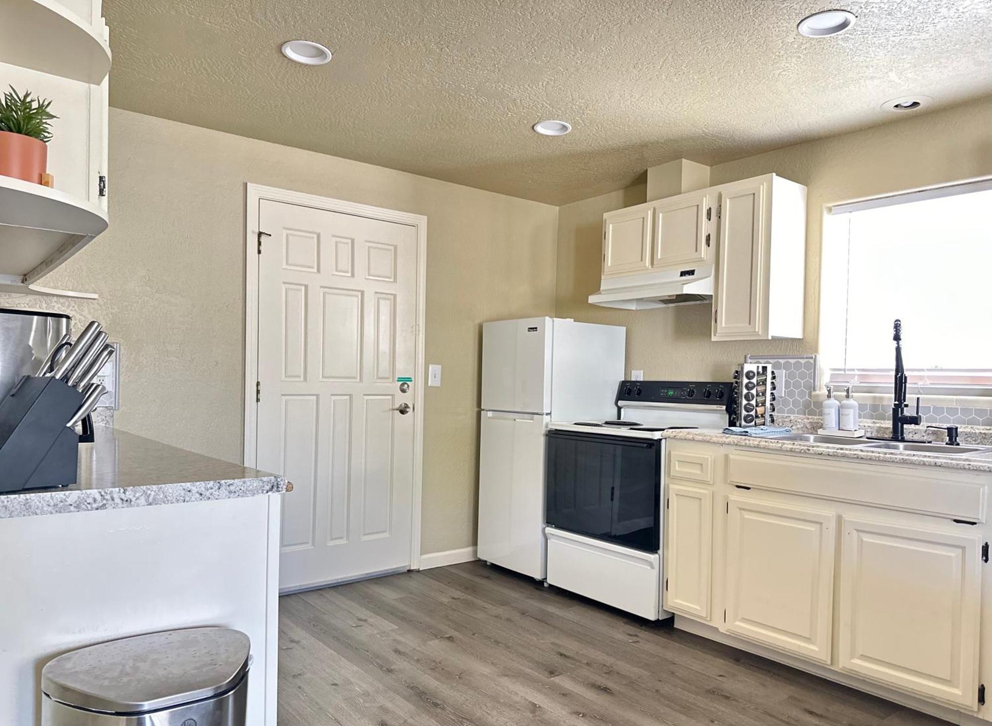 Near Downtown- Kitchen-Washerdryer-Parking Медфорд Екстериор снимка